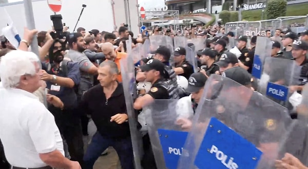 Ankara’da tarihi rezalet: Polis, gaz sıkarak CHP Genel Merkezi’ne girdi
