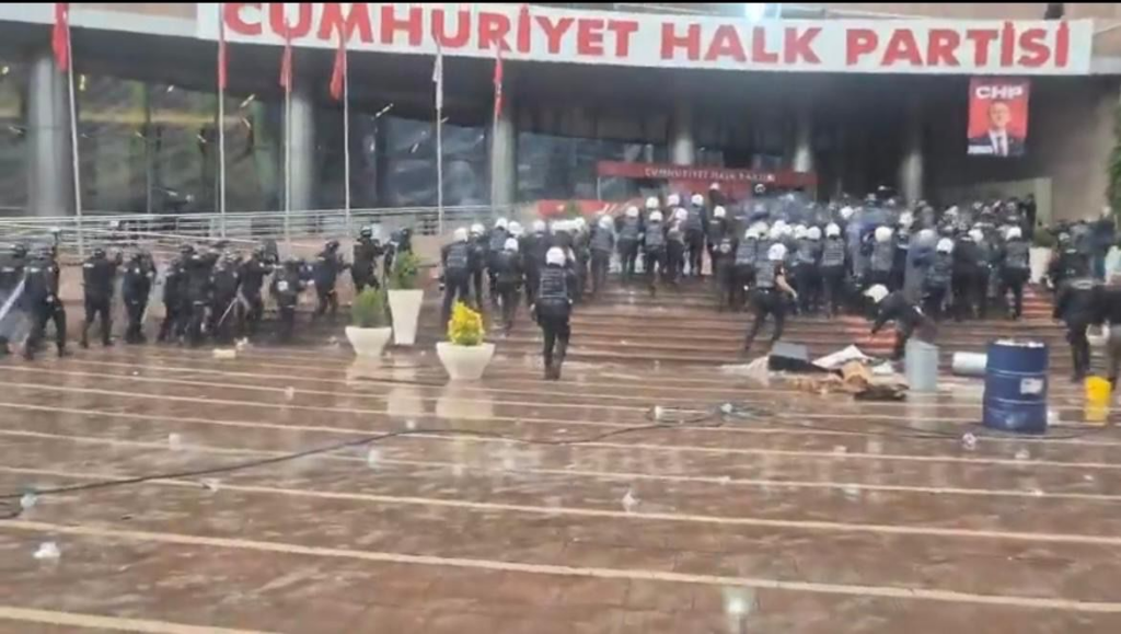 Ankara’da tarihi rezalet: Polis, gaz sıkarak CHP Genel Merkezi’ne girdi