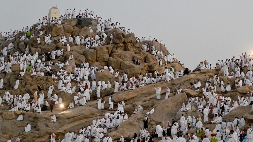 Milyonlarca hacı adayı Arafat’ta toplandı