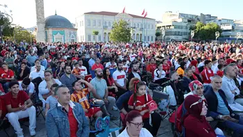 Dev ekranlarda milli takıma destek