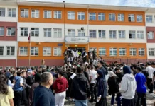LGS’de ilk oturum başladı: Bir okulda kapı gerginliği yaşandı, yanlış kimlikle gelen son anda içeri girebildi