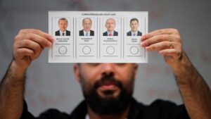 Seçim var diye demokrasi var olmaz