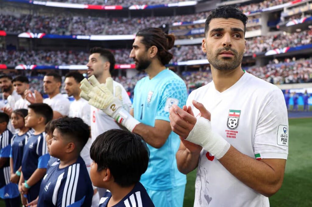 Ateşkes sonrası İran Los Angeles’ta iki golle bir puanı aldı, tribünlerde farklı İranlar vardı