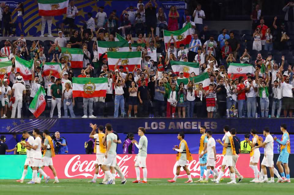 Ateşkes sonrası İran Los Angeles’ta iki golle bir puanı aldı, tribünlerde farklı İranlar vardı