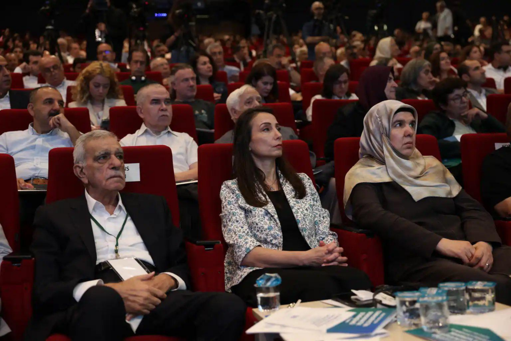 Burhan Sönmez: Önce vermeyi öğreten bir dilin çocukları olarak barışta ısrar ediyoruz