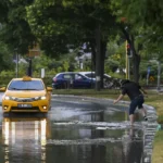 Yaz ortasında sel ve fırtına: Yol çöktü, yıldırım düştü