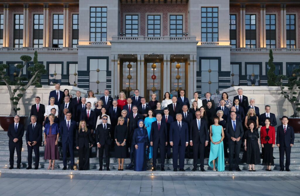 NATO yemekte buluştu, liderleri Mehteran karşıladı