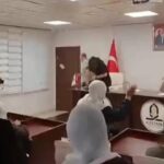 DEM’li üyeler partinin ihraç ettiği Kızıltepe Belediye Başkanı’na yumurta fırlattı