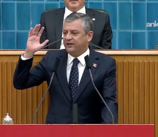 Özgür Özel CHP’ye veda etti: Gömlek çıkarmıyoruz, ateşten bir gömleği giyiyoruz