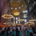 Ayasofya’da iki turist, yüksek sesle İncil okudukları için gözaltına alındı