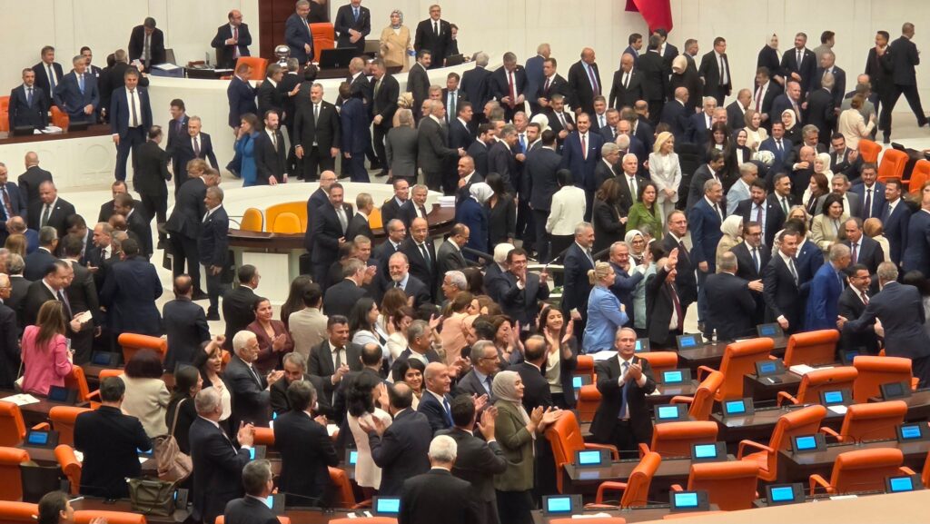 Tarihi uzlaşma: Çözüm süreci için çerçeve yasa 468 oyla geçti