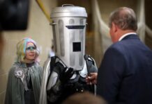 Farage’ın karşısında çöp kutusuyla seçime girdi, yüzde 27 oy aldı