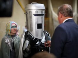 Farage’ın karşısında çöp kutusuyla seçime girdi, yüzde 27 oy aldı