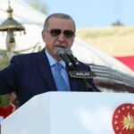 Erdoğan’dan Ahlat mesajları: “Türkler, Kürtler, Araplar kucaklaşmamızı engelleyemezsiniz. Ne tür oyunlar çevirdiğinizi biliyoruz”