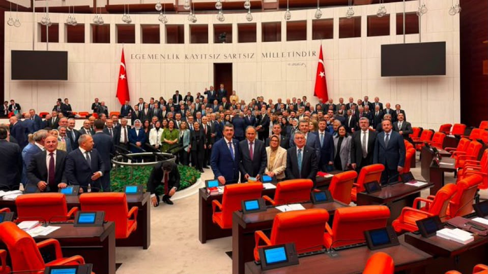 Tarihi uzlaşma: Çözüm süreci için çerçeve yasa 468 oyla geçti