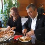 Özgür Özel, börek ikramını reddettiği partili kadın ile kahvaltı yaptı