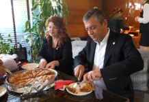 Özgür Özel, börek ikramını reddettiği partili kadın ile kahvaltı yaptı