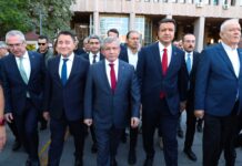 Davutoğlu ifade verdi: “Cumhuriyet tarihinde ilk kez bir başbakan, eleştiri nedeniyle adliyeye çağrıldı”