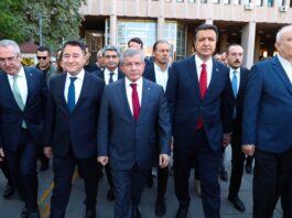 Davutoğlu ifade verdi: “Cumhuriyet tarihinde ilk kez bir başbakan, eleştiri nedeniyle adliyeye çağrıldı”