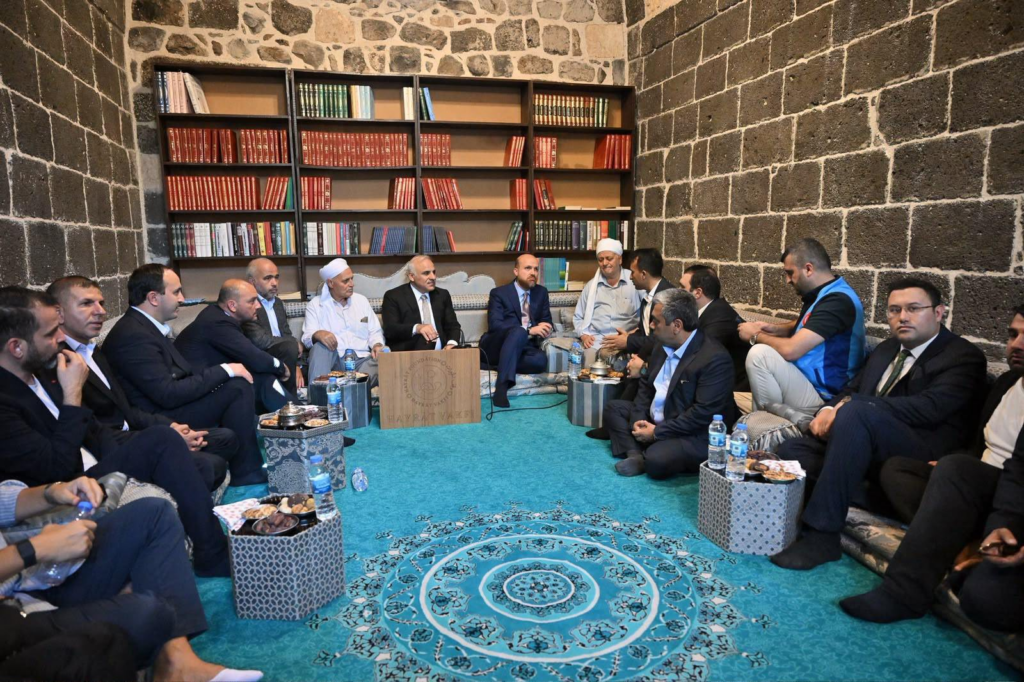 Bilal Erdoğan’ın Diyarbakır’da Sakızcı Memo’yla Demirtaş diyaloğu: “Barışa taş koyanı tribünlerde ifşa et”