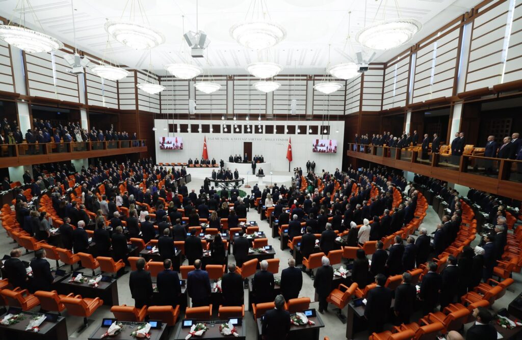 Erdoğan Meclis’in açılışında konuştu, Yeni Parti protesto için çıktı