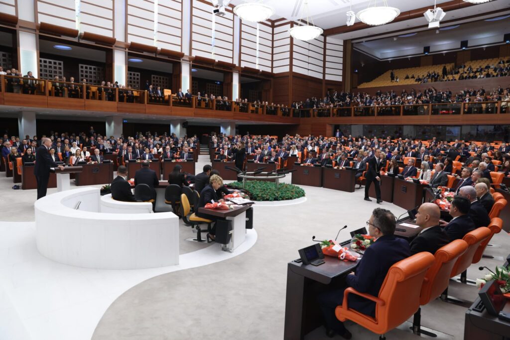 Erdoğan Meclis’in açılışında konuştu, Yeni Parti protesto için çıktı