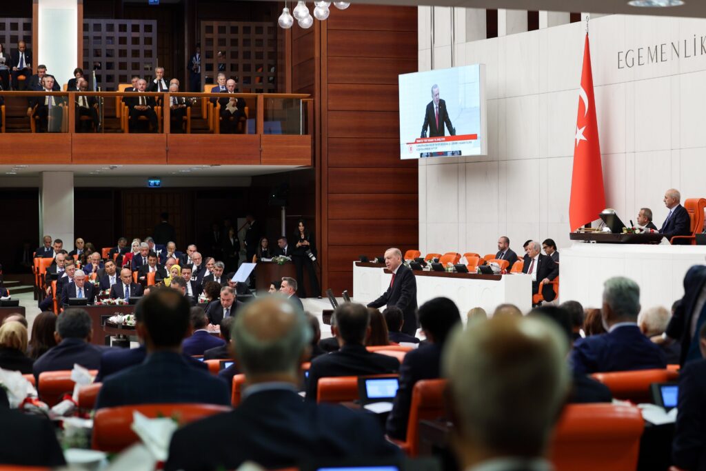 Erdoğan Meclis’in açılışında konuştu, Yeni Parti protesto için çıktı