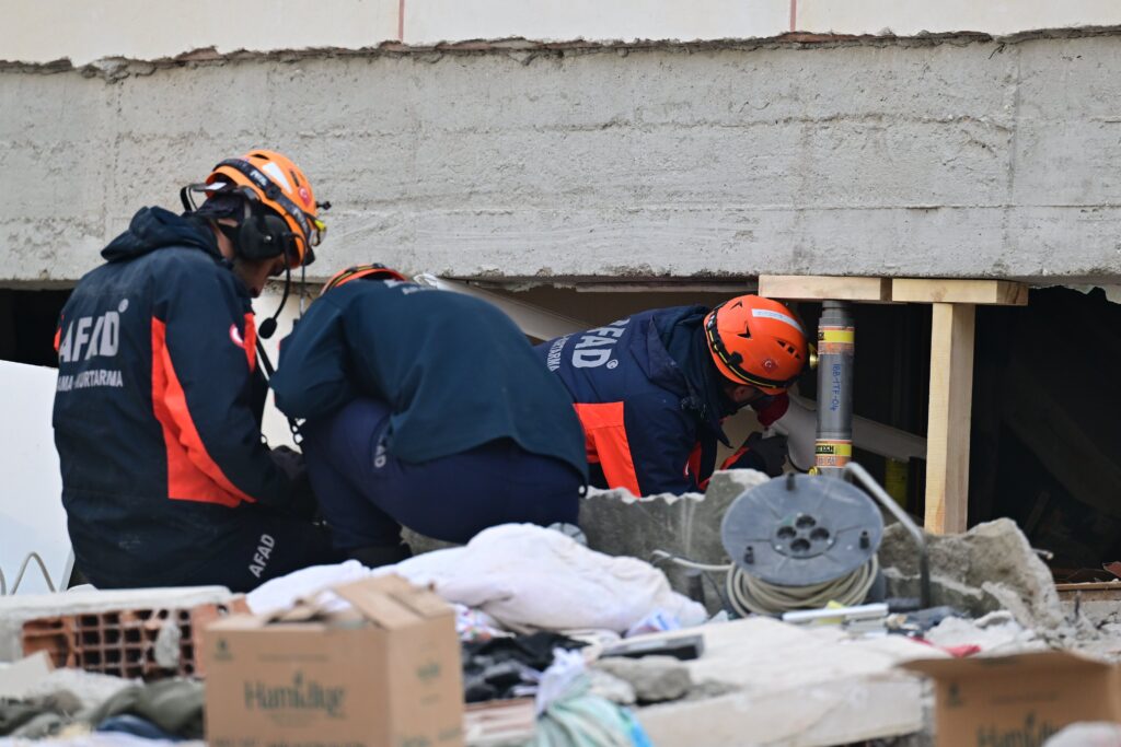 Maltepe’de 7 katlı bina durup dururken çöktü: 2 can kaybı, 10 kişi kurtarıldı
