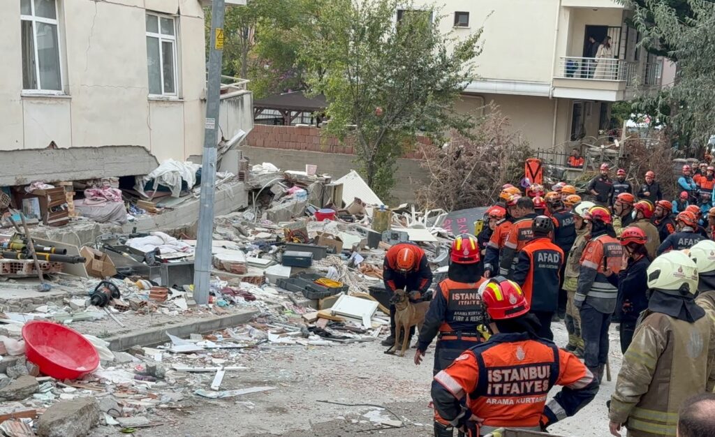 Maltepe’de 7 katlı bina durup dururken çöktü: 2 can kaybı, 10 kişi kurtarıldı