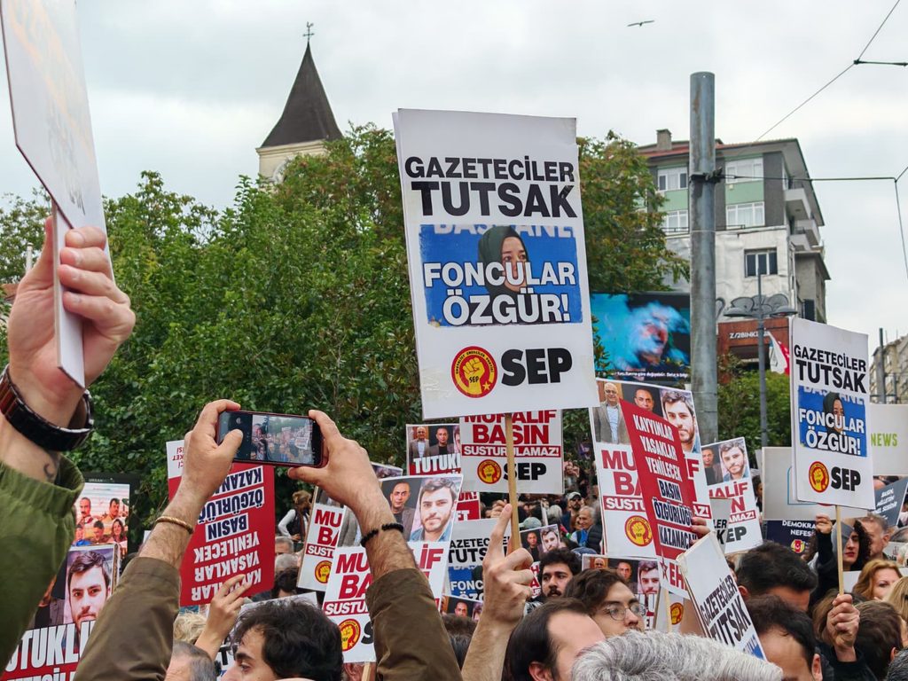 Gazeteciler 10 ilde sansüre karşı yürüdü: İstanbul’daki eyleme büyük katılım