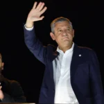 YENİ Parti Halk TV binasının önünde miting düzenledi: “Üzerlerine yürüyerek kazanacağız”