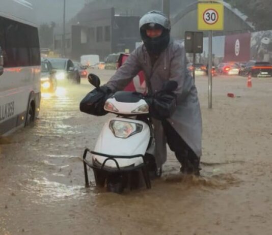 İstanbul’da son 40 yılın en büyük yağışı felakete döndü: İki kişi öldü, araçlar suya gömüldü, okullar tatil oldu