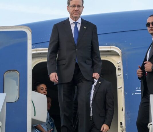 Türkiye’nin hava sahası yasağını Azerbaycan uçağıyla aştı: Herzog, Bakü’ye “Şuşa” adlı uçakla gitti