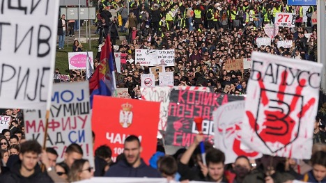 Sırbistan seçimleri: Protestocu öğrencilerin sandık devrimi
