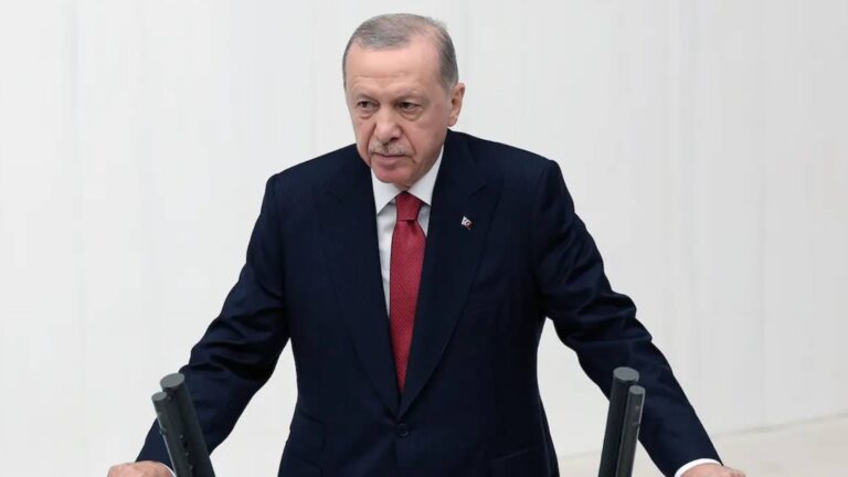 Erdoğan Meclis’in açılışında konuştu, Yeni Parti protesto için çıktı