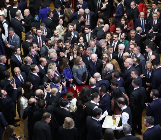 Meclis resepsiyonu: Bahçeli Öcalan’a selam gönderdi, Arınç fon için AK Parti’yi uyardı