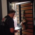 Mersin’deki belediye şafak operasyonunda polise kapıyı gecelikle açtı, “Çekmeyin” dedi, görüntü servis edildi