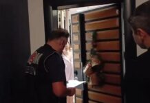 Mersin’deki belediye şafak operasyonunda polise kapıyı gecelikle açtı, “Çekmeyin” dedi, görüntü servis edildi
