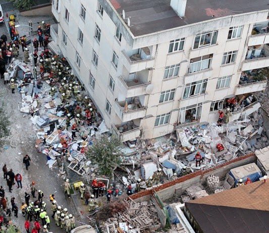 Maltepe’de 7 katlı bina durup dururken çöktü: 2 can kaybı, 10 kişi kurtarıldı