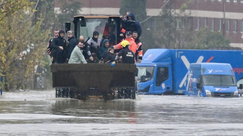 İstanbul’da son 40 yılın en büyük yağışı felakete döndü: Sokaklar göle döndü, araçlar suya gömüldü