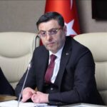 AK Partili Serkan Bayram konuşmaya devam ediyor: “Reis neşteri alsın, virüsleri temizlesin”